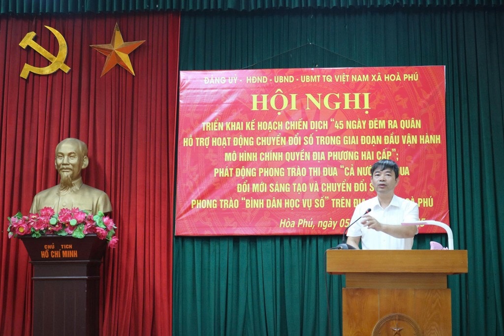 Đồng chí Vũ Xuân Hùng, Phó Bí thư, Chủ tịch UBND xã Hoà Phú triển khai kế hoạch chiến dịch 45 ngày chuyển đổi số (Ảnh: Ngọc Hân)