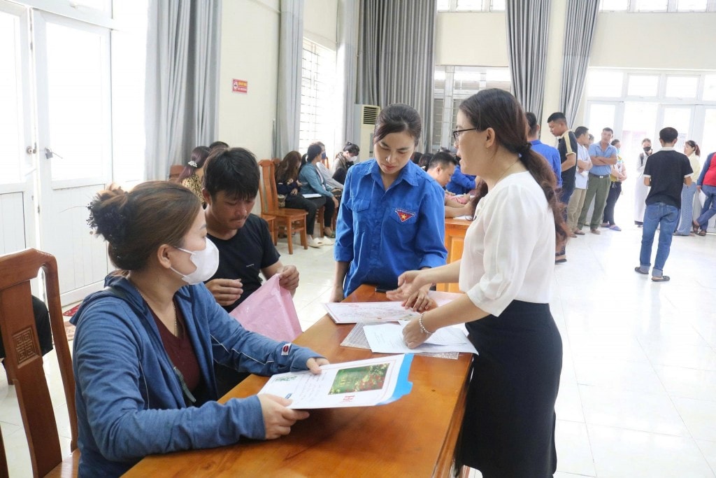 Người dân xã Hoà Phú được lực lượng thanh niên hỗ trợ làm thủ tục hành chính tại bộ phận một cửa