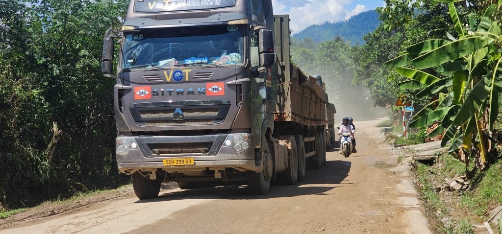 Khiếp đảm cảnh xe chở quặng băm nát Quốc lộ 14D lên vùng biên