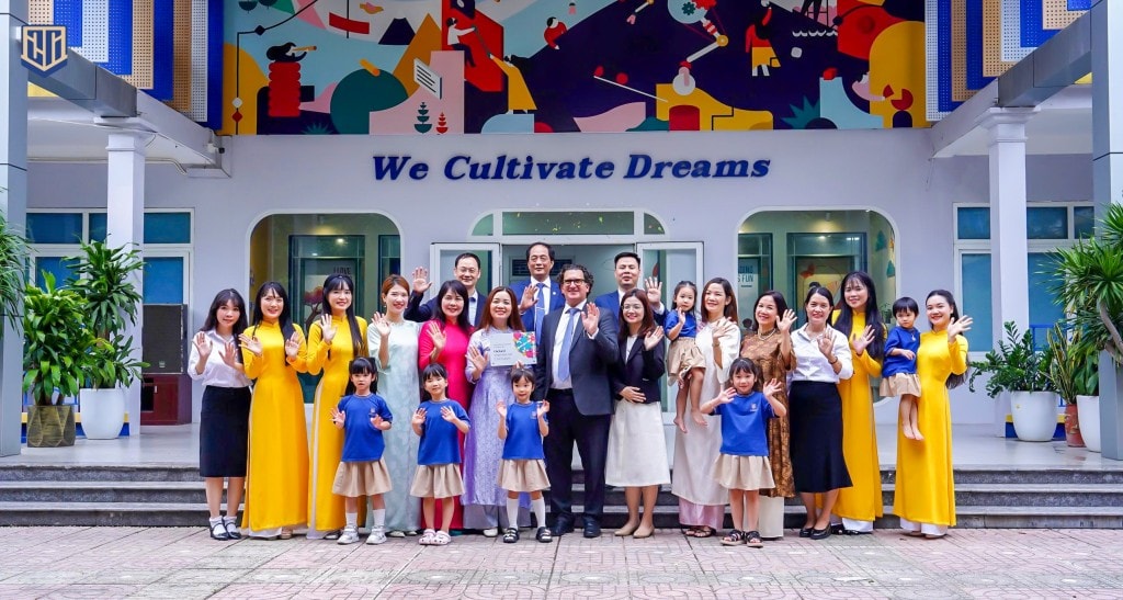 Ông Matthew Davidson, Giám đốc Chương trình Học thuật của OUP tham quan trường Mầm non Lý Thái Tổ