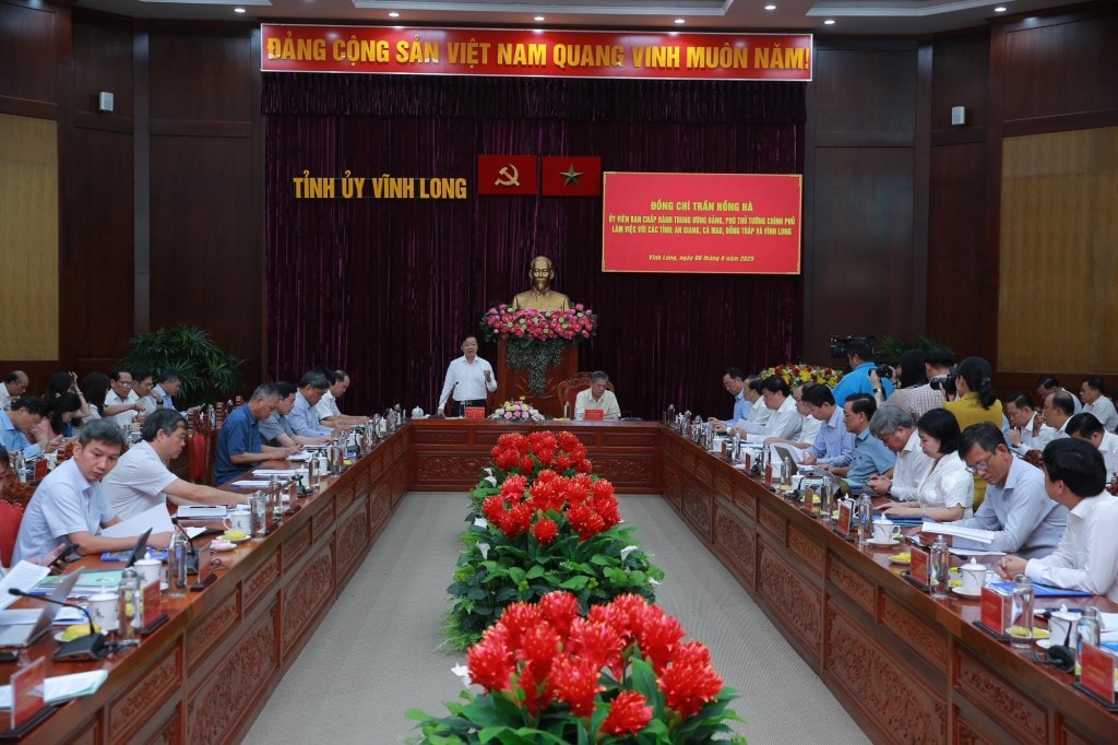 Phó Thủ tướng lưu ý, trong quá trình triển khai chính quyền 2 cấp, cần đặc biệt quan tâm đến những địa bàn đặc thù như vùng núi, vùng sâu, vùng xa, hải đảo - Ảnh: VGP/Minh Khôi