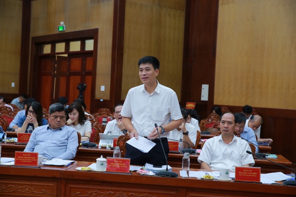 Thứ trưởng Bộ Xây dựng Phạm Minh Hà báo cáo tại cuộc làm việc - Ảnh: VGP/Minh Khôi