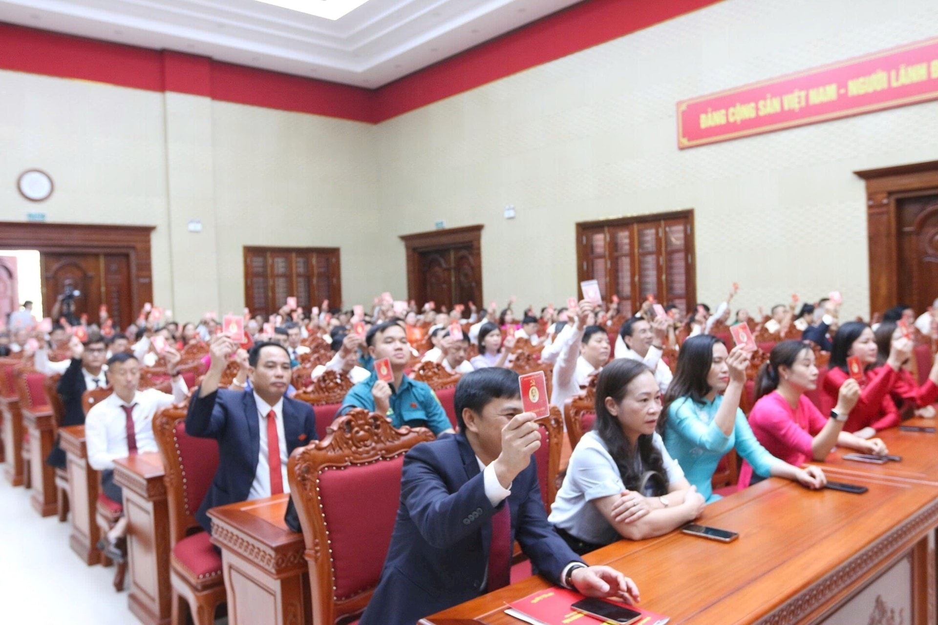 Các đại biểu biểu quyết thông qua dự thảo Báo cáo Chính trị thông qua tại Đại hội. Ảnh: Hương Giang