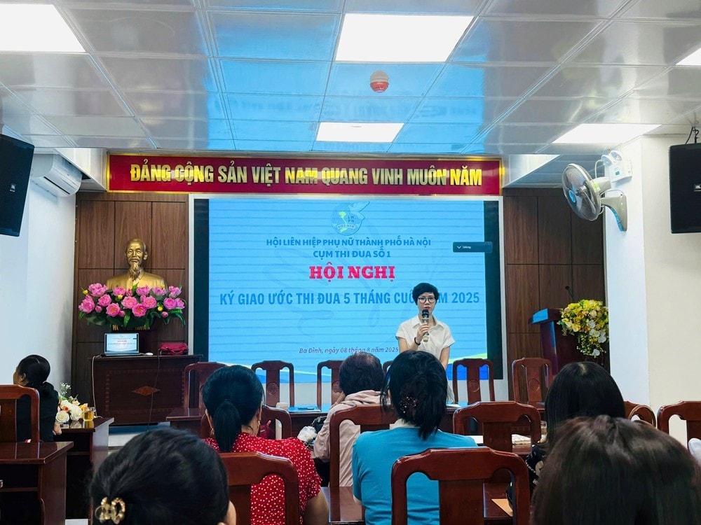 Chủ tịch Hội LHPN phường Ba Đình Nguyễn Tuyết Trinh thay mặt đơn vị cụm trưởng phát biểu tại Hội nghị