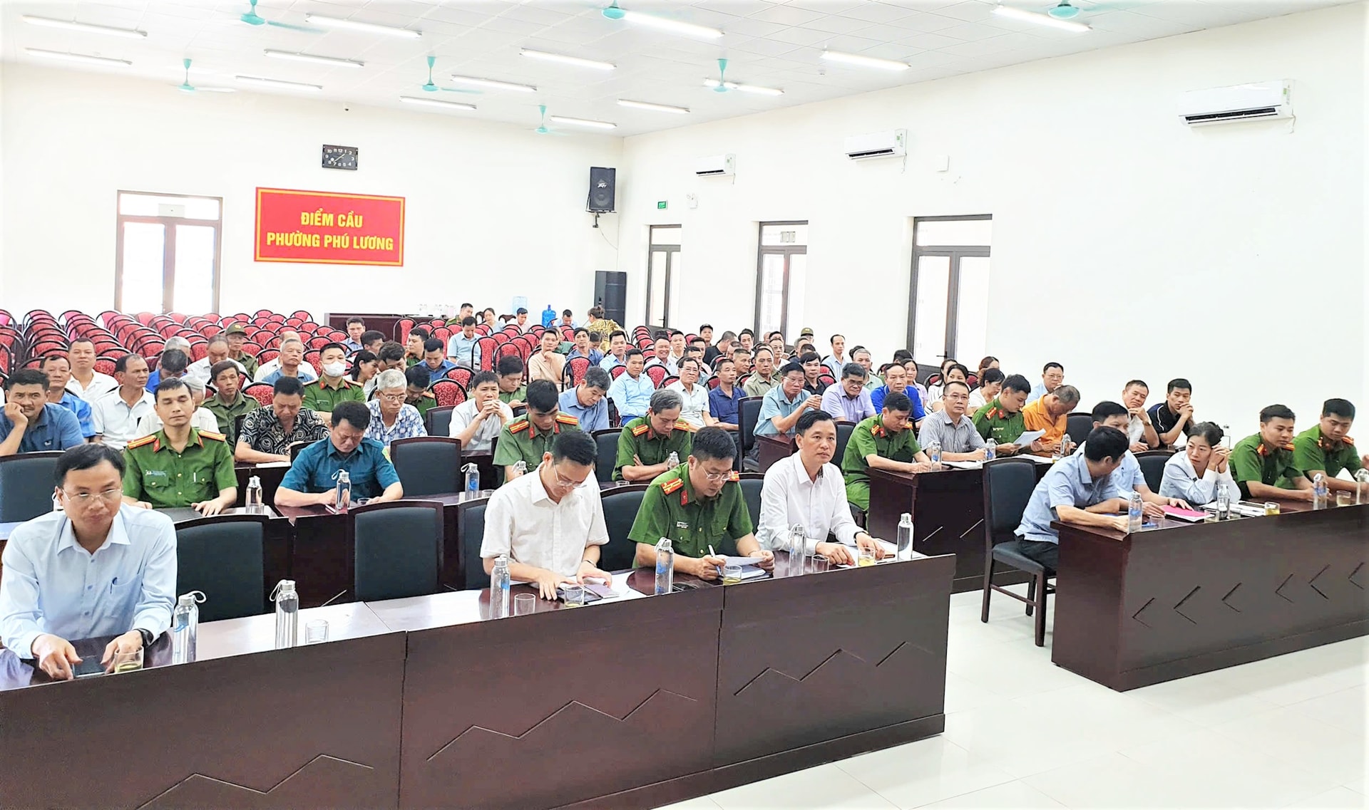 dai-bieu-du-hoi-nghi.jpg