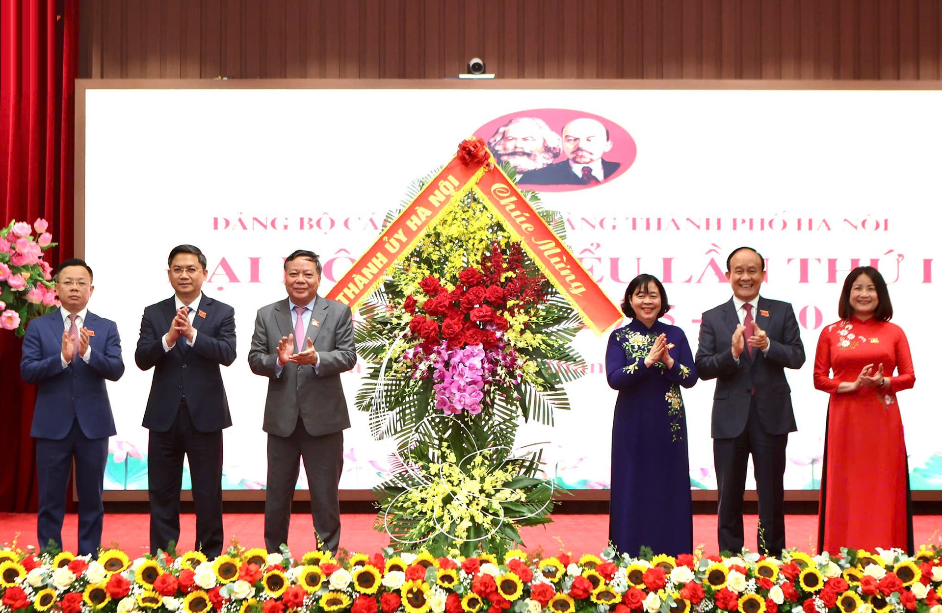 bi-thu-thanh-uy-ha-noi-bui-thi-minh-hoai-tang-hoa-chuc-mung-dai-hoi-dai-bieu-dang-bo-cac-co-quan-dang-thanh-pho-ha-noi-lan-thu-i-nhiem-ky-2025-2030.-anh-nhat-nam.jpg