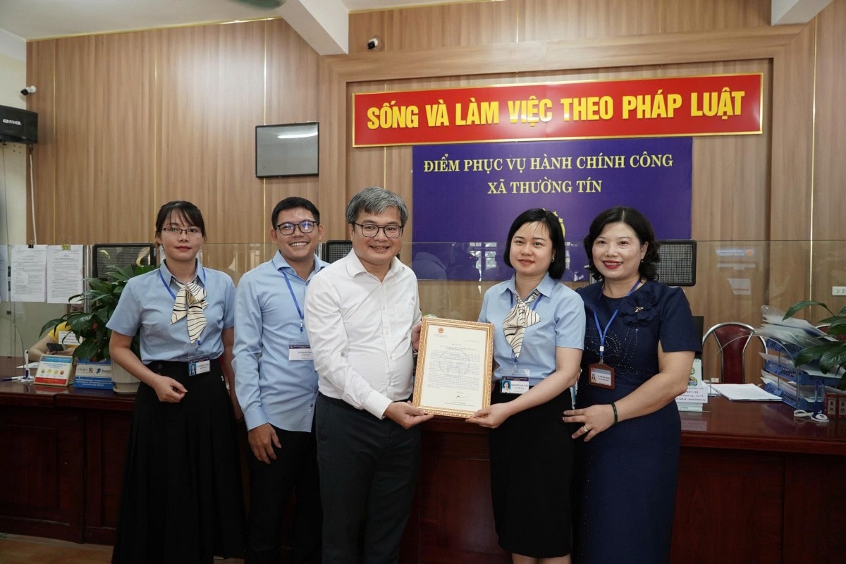 Phó Chủ tịch UBND thành phố Hà Nội trao thư cảm ơn xã Thường Tín vì thành tích trong thực hiện mô hình chính quyền hai cấp