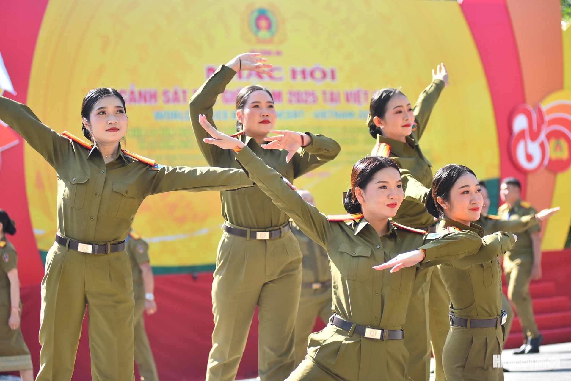 W_hnm-nhcstg-03.jpg