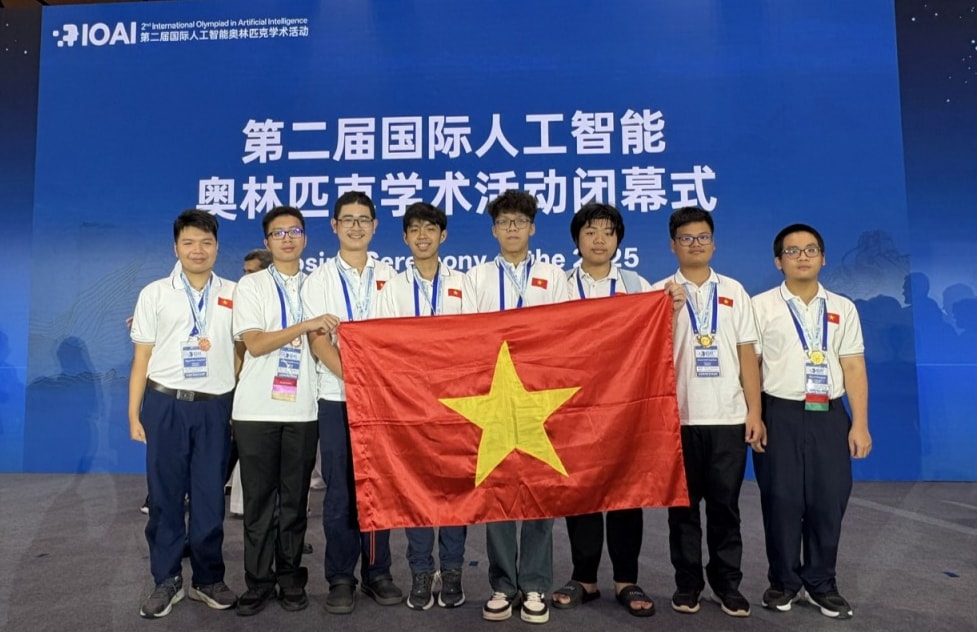 Chú thích ảnh: Đoàn IOAI Việt Nam 2025. Trái sang phải như sau: Nguyễn Khắc Trung Kiên, Hoàng Công Bảo Long, Nguyễn Nhật Minh, Nguyễn Phú Nhân, Bùi Đàm Quân, Bùi Quang Nguyên, Nguyễn viết Trung Nhân, Nguyễn Hữu Tuấn.