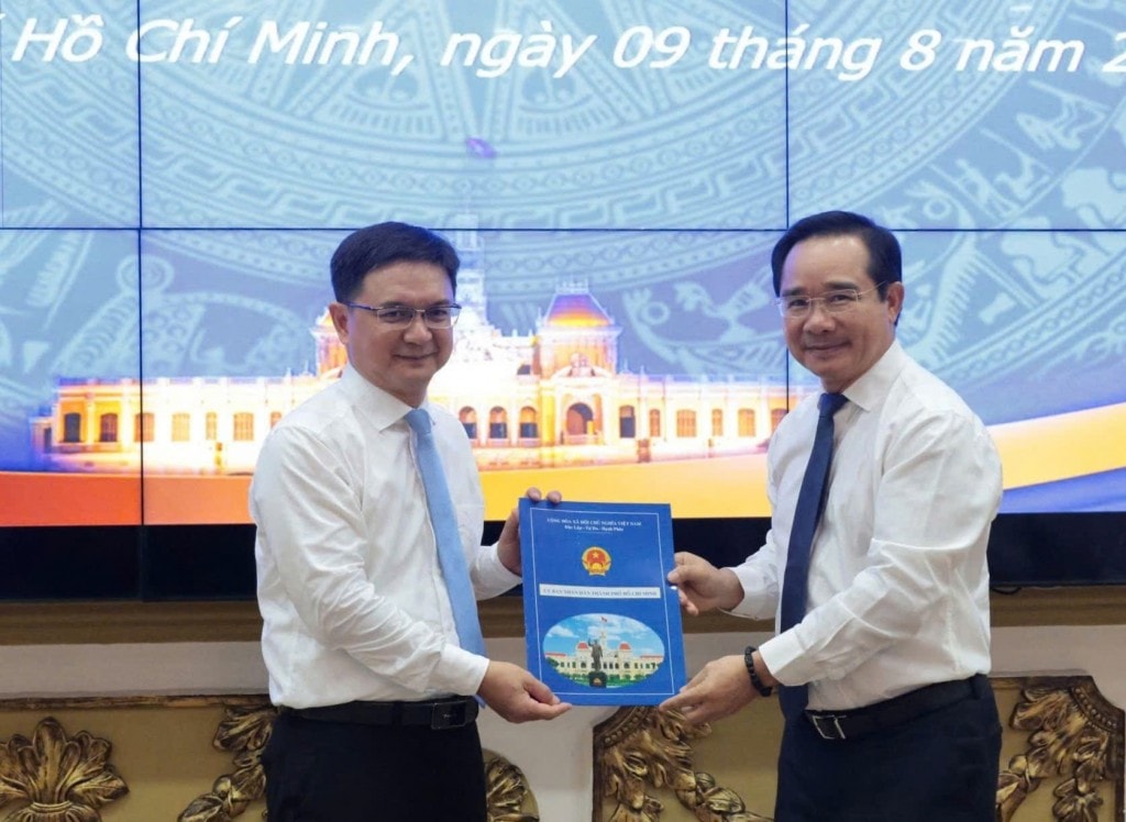 Chủ tịch UBND TP Hồ Chí Minh Nguyễn Văn Được trao quyết định phê chuẩn của Thủ tướng cho ông Nguyễn Mạnh Cường