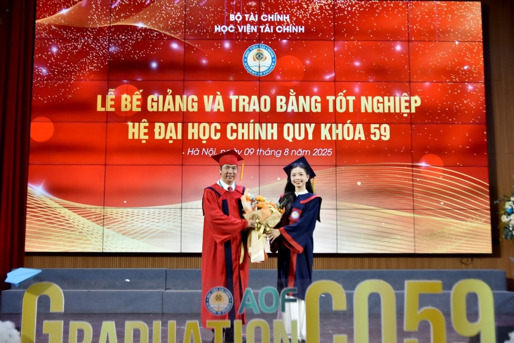 Đại diện tân cử nhân tặng hoa tri ân thầy cô giáo