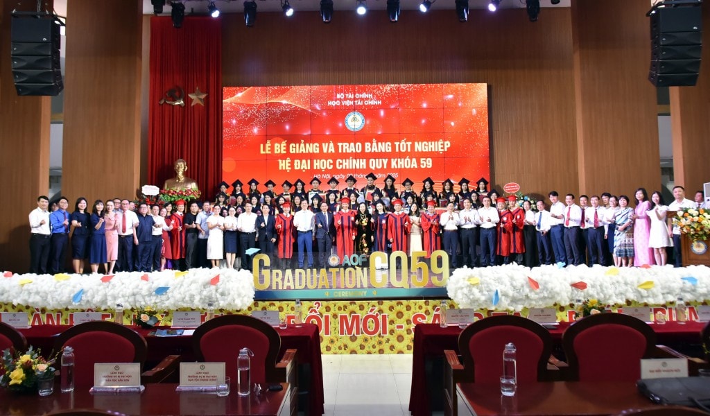 Các bạn tân cử nhân, sinh viên tiêu biểu