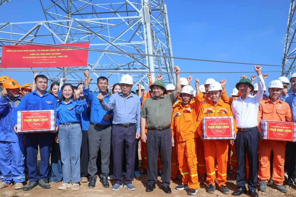 Thủ tướng tặng quà và biểu dương tinh thần lao động hăng say của công nhân, người lao động, cũng như sự hỗ trợ, động viên có hiệu quả của lực lượng dân quân, cựu chiến binh, công an và các tổ chức chính trị xã hội - Ảnh: VGP/Nhật Bắc