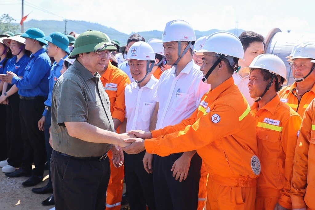 Thủ tướng Chính phủ Phạm Minh Chính biểu dương tinh thần chủ động, quyết tâm cao nhất, quyết liệt hoàn thành nhiệm vụ được giao của các địa phương và các lực lượng tham gia dự án - Ảnh: VGP/Nhật Bắc