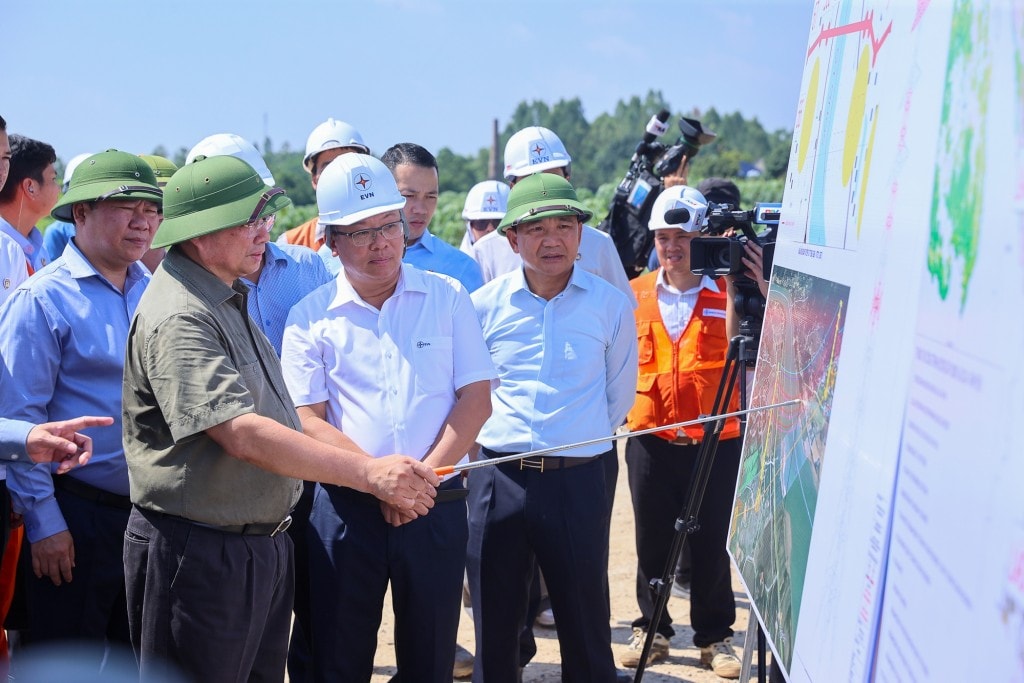 Thủ tướng kiểm tra tại vị trí cột móng VT369 trên địa bàn xã Dân Chủ - Ảnh: VGP/Nhật Bắc