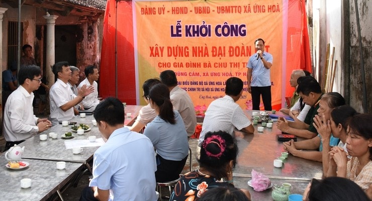 Đồng chí Nguyễn Tiến Thiết – Bí thư Đảng ủy, Chủ tịch HĐND xã phát biểu tại lễ khởi công. Đồng chí Nguyễn Tiến Thiết – Bí thư Đảng ủy, Chủ tịch HĐND xã phát biểu tại lễ khởi công.