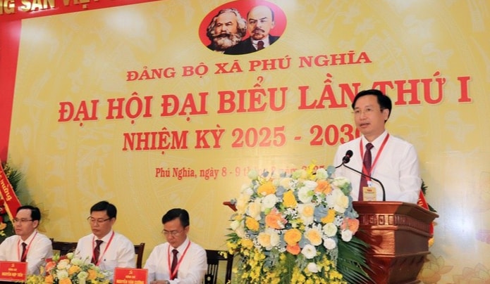 Đồng chí Nguyễn Đình Sỹ - Phó Bí thư Đảng ủy, Chủ tịch UBND xã trình bày Báo cáo chính trị trình Đại hội. Đồng chí Nguyễn Đình Sỹ - Phó Bí thư Đảng ủy, Chủ tịch UBND xã trình bày Báo cáo chính trị trình Đại hội.