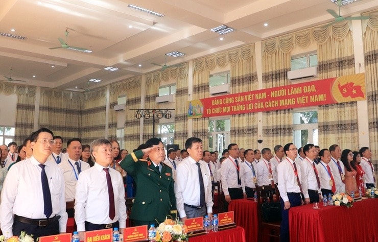 Các đại biểu thực hiện nghi lễ chào cờ tại Đại hội. Các đại biểu thực hiện nghi lễ chào cờ tại Đại hội.