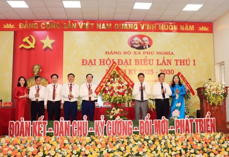Đồng chí Dương Đức Tuấn - Ủy viên Ban thường vụ Thành ủy, Phó Chủ tịch UBND Thành phố Hà Nội tặng hoa chúc mừng Đại hội Đồng chí Dương Đức Tuấn - Ủy viên Ban thường vụ Thành ủy, Phó Chủ tịch UBND Thành phố Hà Nội tặng hoa chúc mừng Đại hội