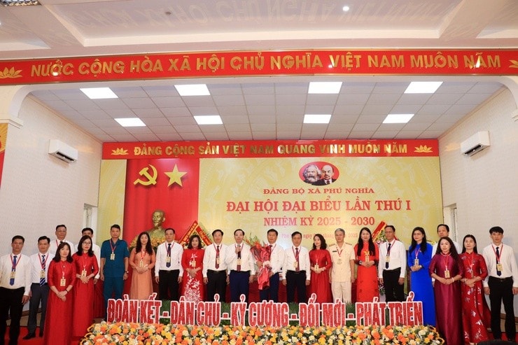 Ban chấp hành Đảng bộ xã Phú Nghĩa lần thứ nhất, nhiệm kỳ 2025 - 2030 ra mắt Đại hội Ban chấp hành Đảng bộ xã Phú Nghĩa lần thứ nhất, nhiệm kỳ 2025 - 2030 ra mắt Đại hội