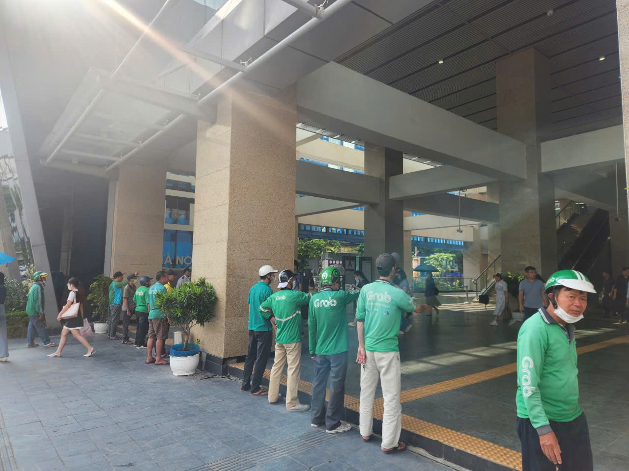 Xe ôm đón khách lộn xộn tại ga Cát Linh