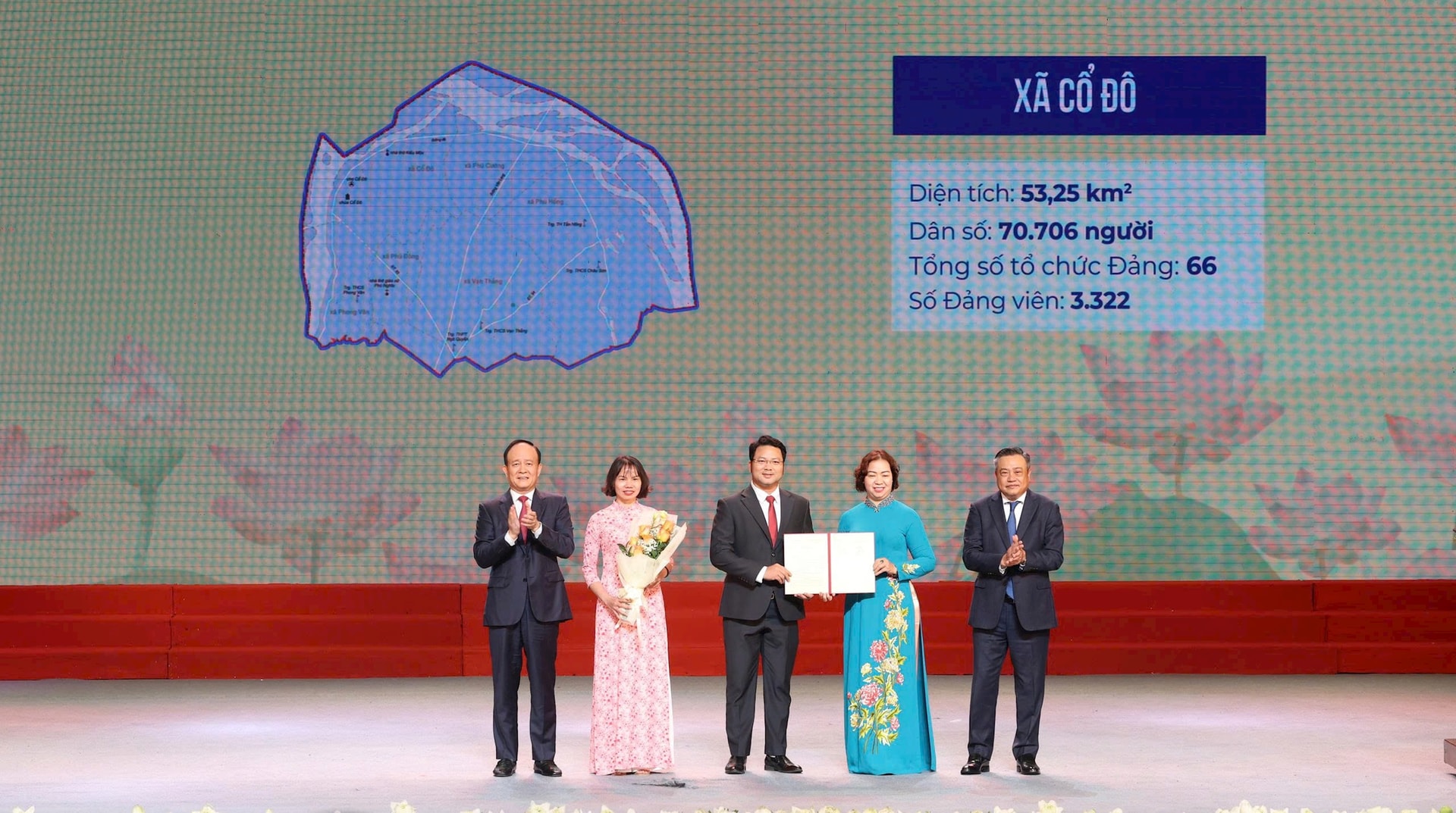 chu-tich-ubnd-thanh-pho-ha-noi-tran-sy-thanh-va-chu-tich-hdnd-thanh-pho-nguyen-ngoc-tuan-trao-quyet-dinh-can-bo-xa-co-do.-anh-viet-thanh.jpg