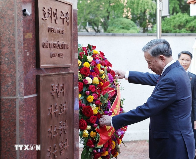 tong-bi-thu-to-lam-va-phu-nhan-du-le-khanh-thanh-tuong-dai-chu-tich-ho-chi-minh-tai-dai-su-quan-viet-nam2.jpg
