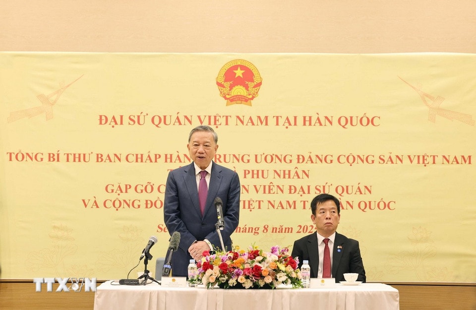 tong-bi-thu-to-lam-va-phu-nhan-tham-va-gap-go-can-bo-nhan-vien-dai-su-quan-va-cong-dong-nguoi-viet-nam-tai-han-quoc.jpg