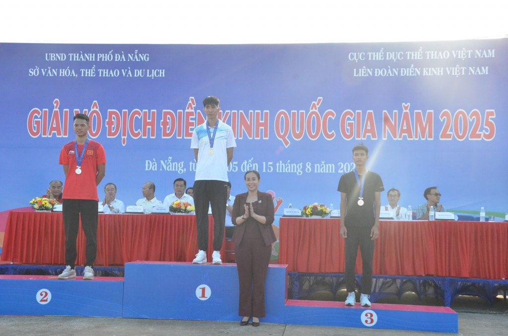 Bà Nguyễn Thị Anh Thi, Phó Chủ tịch UBND TP Đà Nẵng trao huy chương cho các vận động viên có thành tích xuất sắc tại giải đấu (Ảnh: Đ.Minh) Bà Nguyễn Thị Anh Thi, Phó Chủ tịch UBND TP Đà Nẵng trao huy chương cho các vận động viên có thành tích xuất sắc tại giải đấu (Ảnh: Đ.Minh)