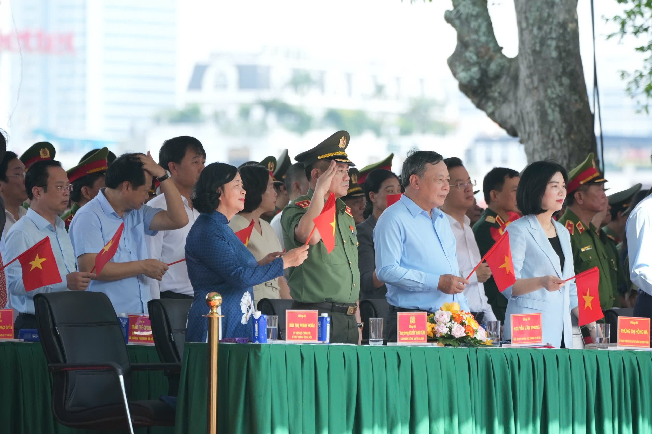 Ủy viên Bộ Chính trị, Bí thư Thành ủy, Trưởng đoàn đại biểu Quốc hội thành phố Hà Nội Bùi Thị Minh Hoài cùng các đại biểu dự ngày hội. Ảnh: Viết Thành