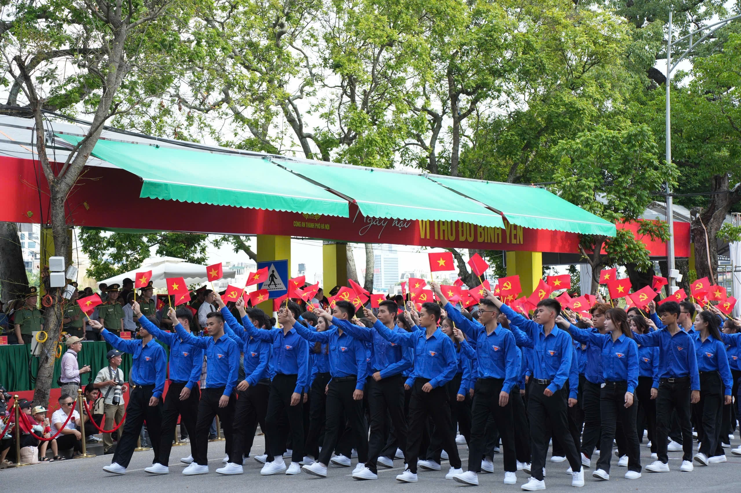 Sức mạnh đoàn kết của quần chúng nhân góp phần quan trọng bảo vệ Thủ đô bình yên