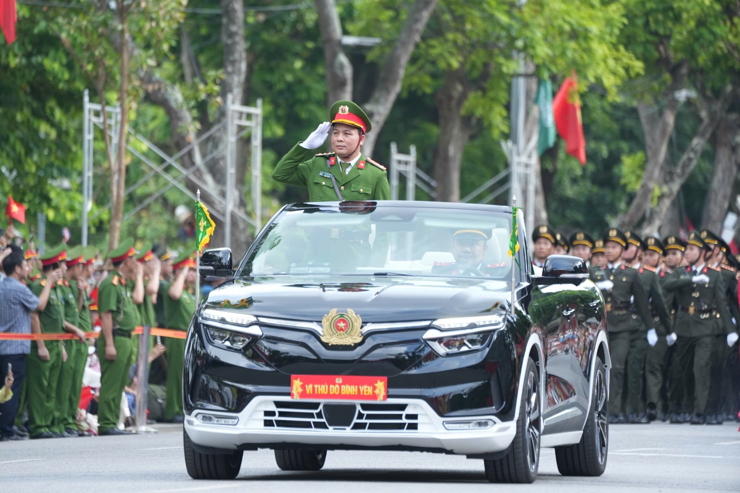 đồng chí Đại tá Lê Văn Tuân – Phó Giám đốc CATP Hà Nội, chỉ huy lực lượng tham gia duyệt đội ngũ, diễu hành quần chúng