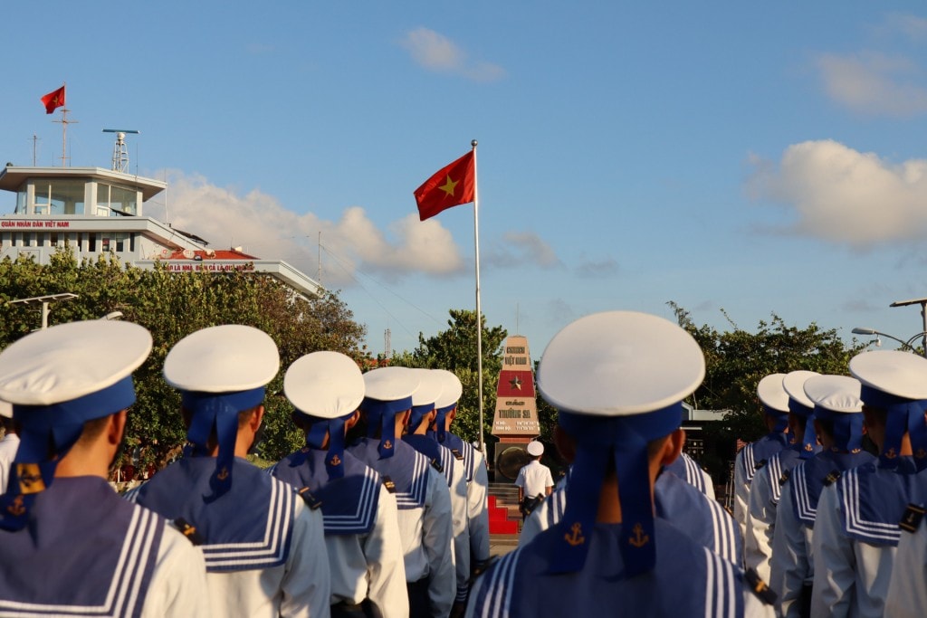 Lễ chào cờ thiêng liêng, đầy cảm xúc trên đặc khu Trường Sa (Ảnh: Báo Khánh Hòa)