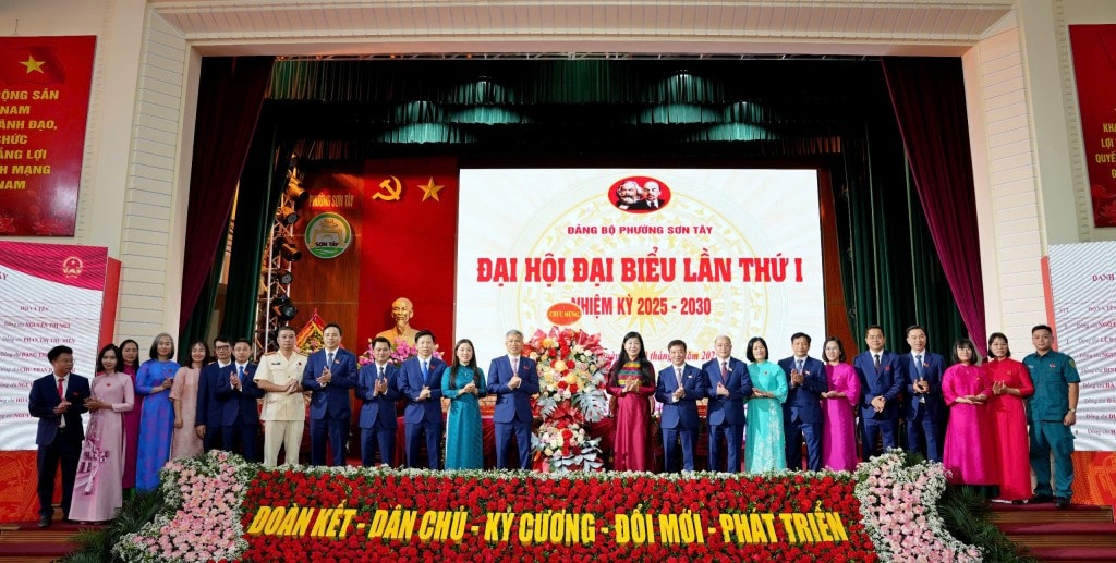 Đồng chí Nguyễn Lan Hương chúc mừng các đồng chí được chỉ định tham gia BCH Đảng bộ phường Sơn Tây nhiệm kỳ 2025-2030.