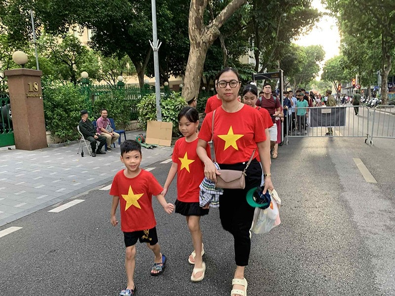Vợ chồng anh Đào Văn Dương ở phường Phúc Lợi (Hà Nội) cho 2 con đến xem diễu binh