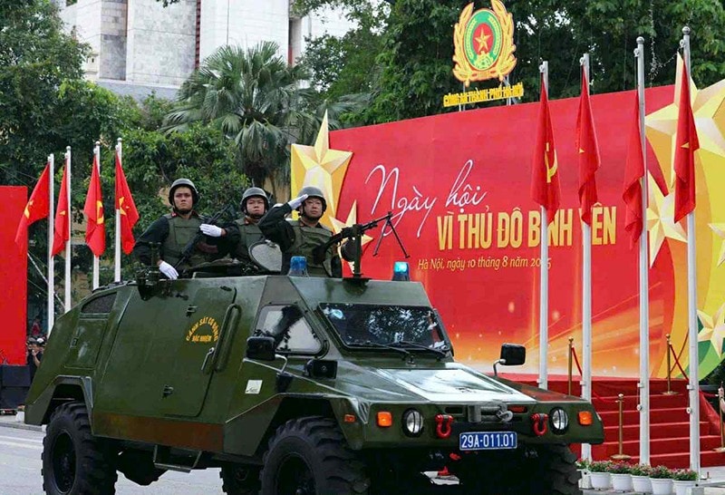 Xe chỉ huy và xe chống đạn tham gia đoàn diễu hành tiến qua lễ đài