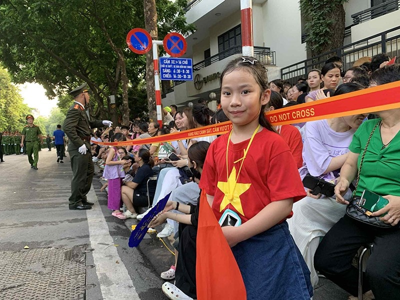 Cháu Nguyễn Minh Anh, con gái của bố Nguyễn Vi Anh, cán bộ Phòng Xuất nhập cảnh tham gia khối diễu binh