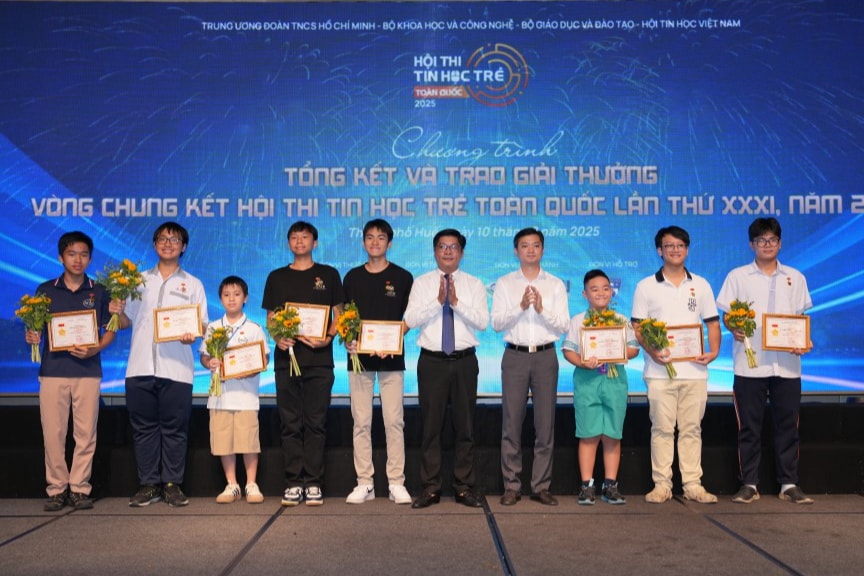 Các vị đại biểu trao giải thưởng tới những thí sinh xuất sắc 