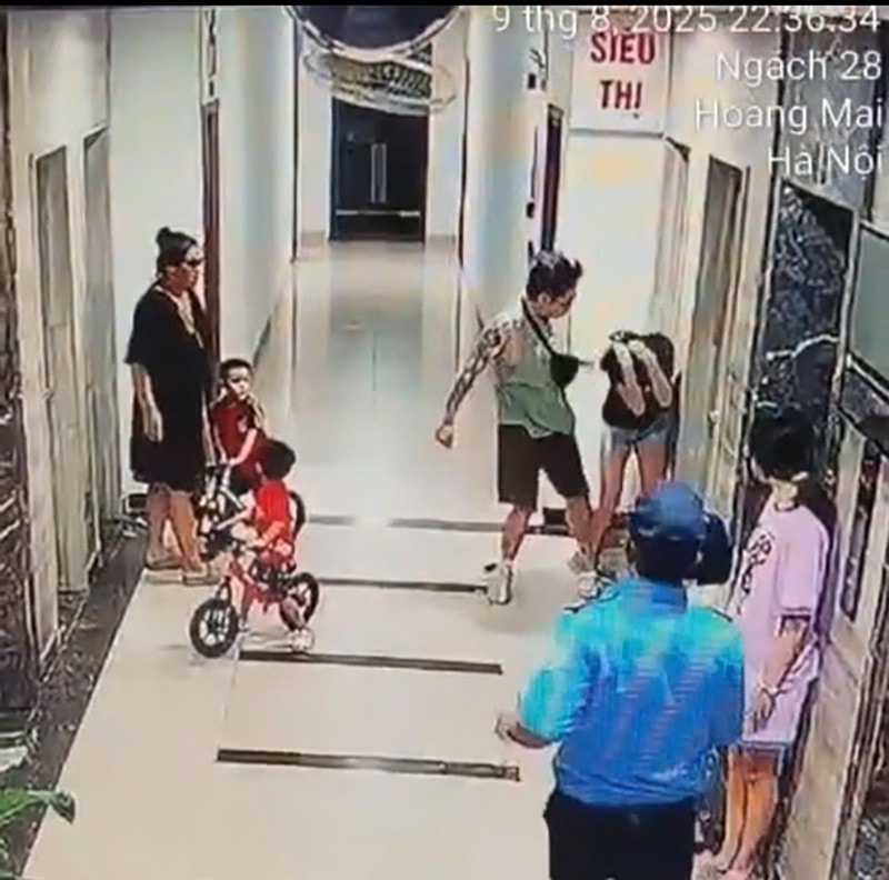 Camera ghi lại hình ảnh sự việc người đàn ông tấn công cô gái trẻ ở sảnh chờ thang máy chung cư