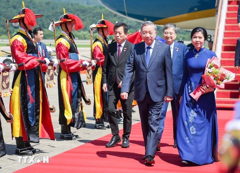 Tổng Bí thư Tô Lâm và Phu nhân đến thủ đô Seoul, bắt đầu chuyến thăm cấp Nhà nước tới Hàn Quốc. (Ảnh: Thống Nhất/TTXVN)