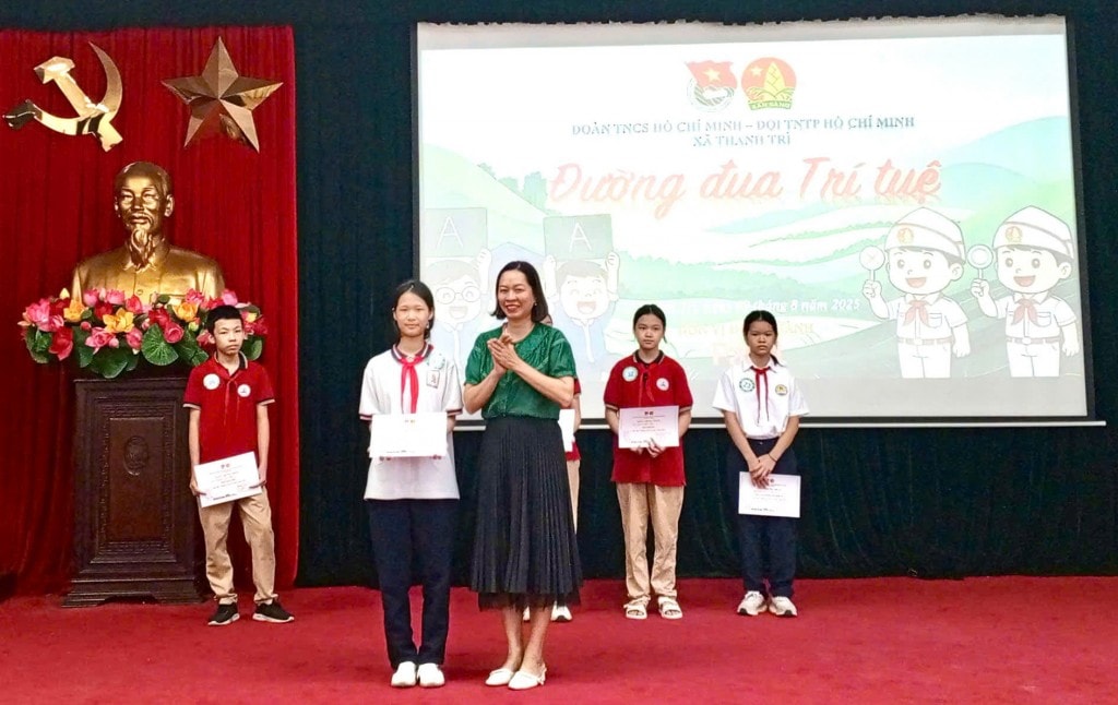 giải Nhất bảng THCS cho em Nguyễn Thùy Dương (thôn Đồng Trì).