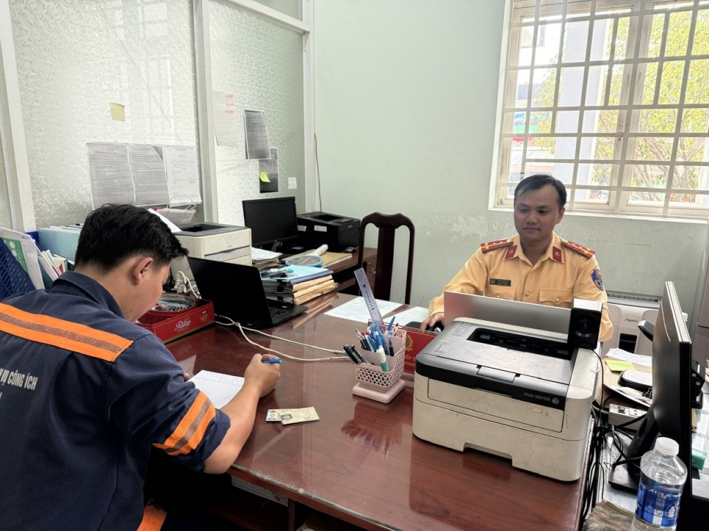Công an TP Hồ Chí Minh xử phạt nam tài xế chạy xe ẩu trên đường