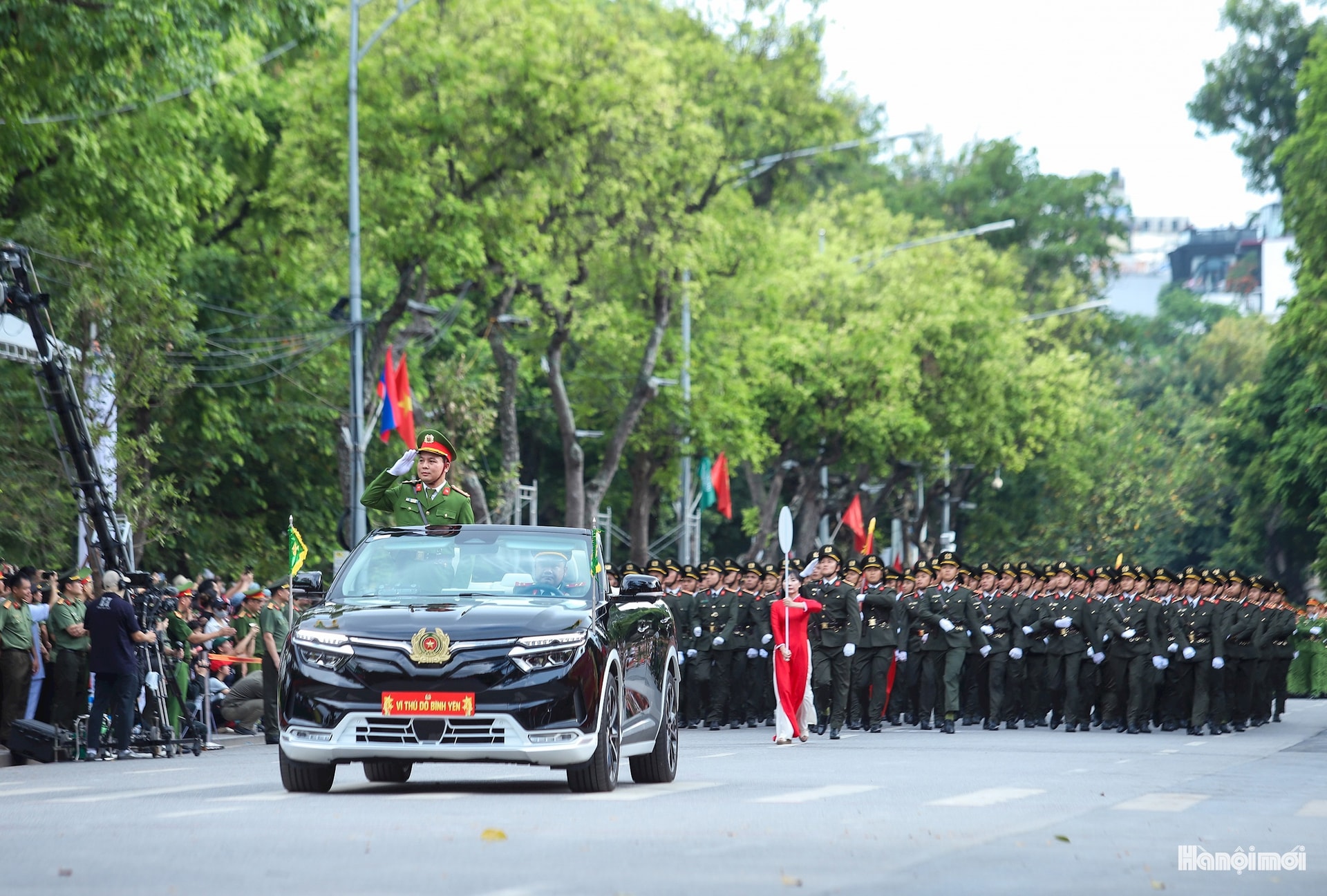 1 Với chủ đề “Vinh quang 80 năm Công an Thủ đô anh hùng”, mở đầu chương trình ngày hội là phần duyệt đội ngũ và diễu hành quần chúng với sự tham gia của gần 3.000 cán bộ chiến sĩ đại diện các đơn vị thuộc Công an thành phố Hà Nội và quần chúng nhân dân Thủ đô