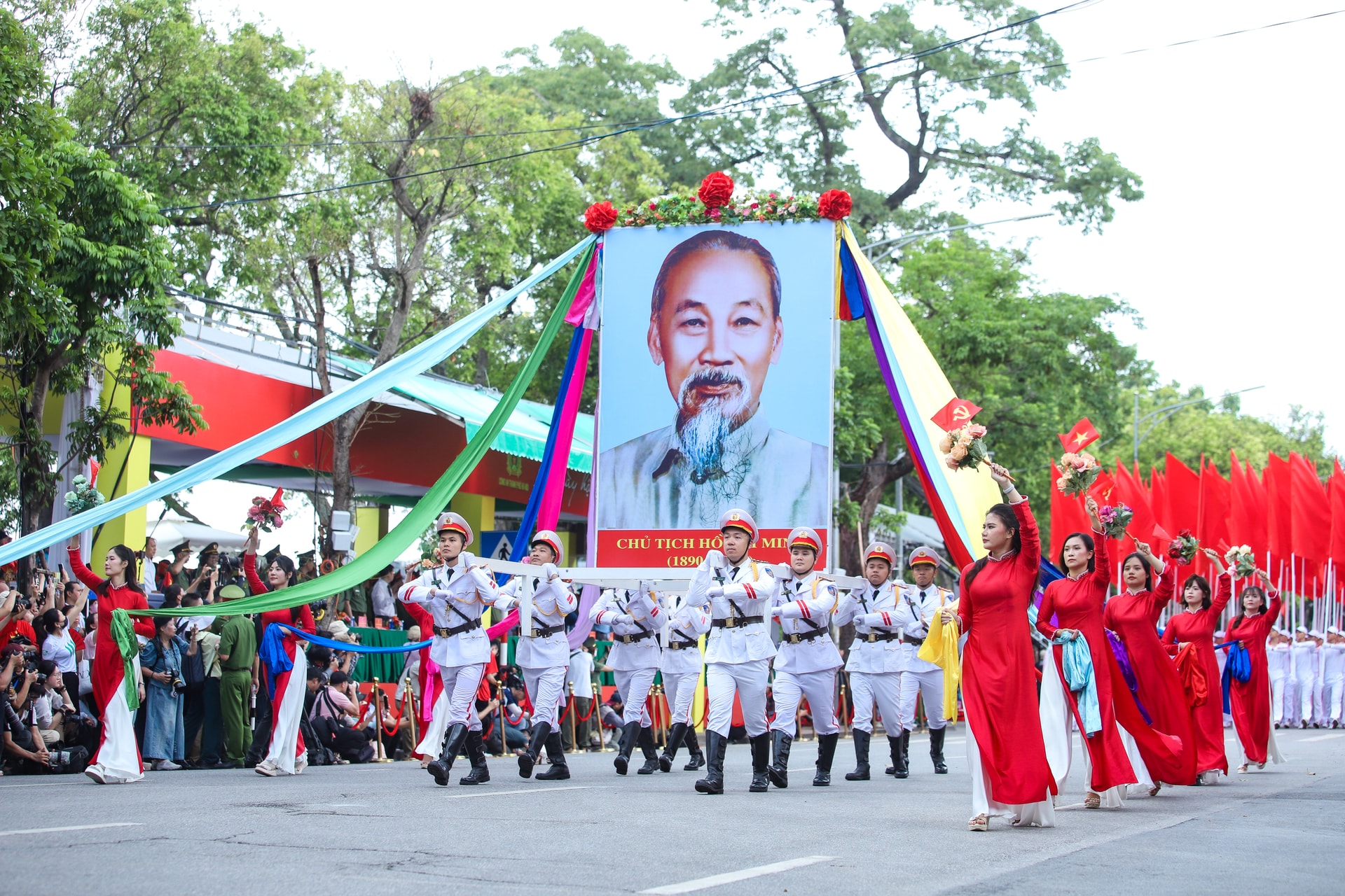  80 năm trước cùng với lực lượng Công an nhân dân Việt Nam, Công an thành phố Hà Nội được thành lập, có nhiệm vụ bảo vệ Bác, Đảng, Chính phủ và nhân dân thành phố