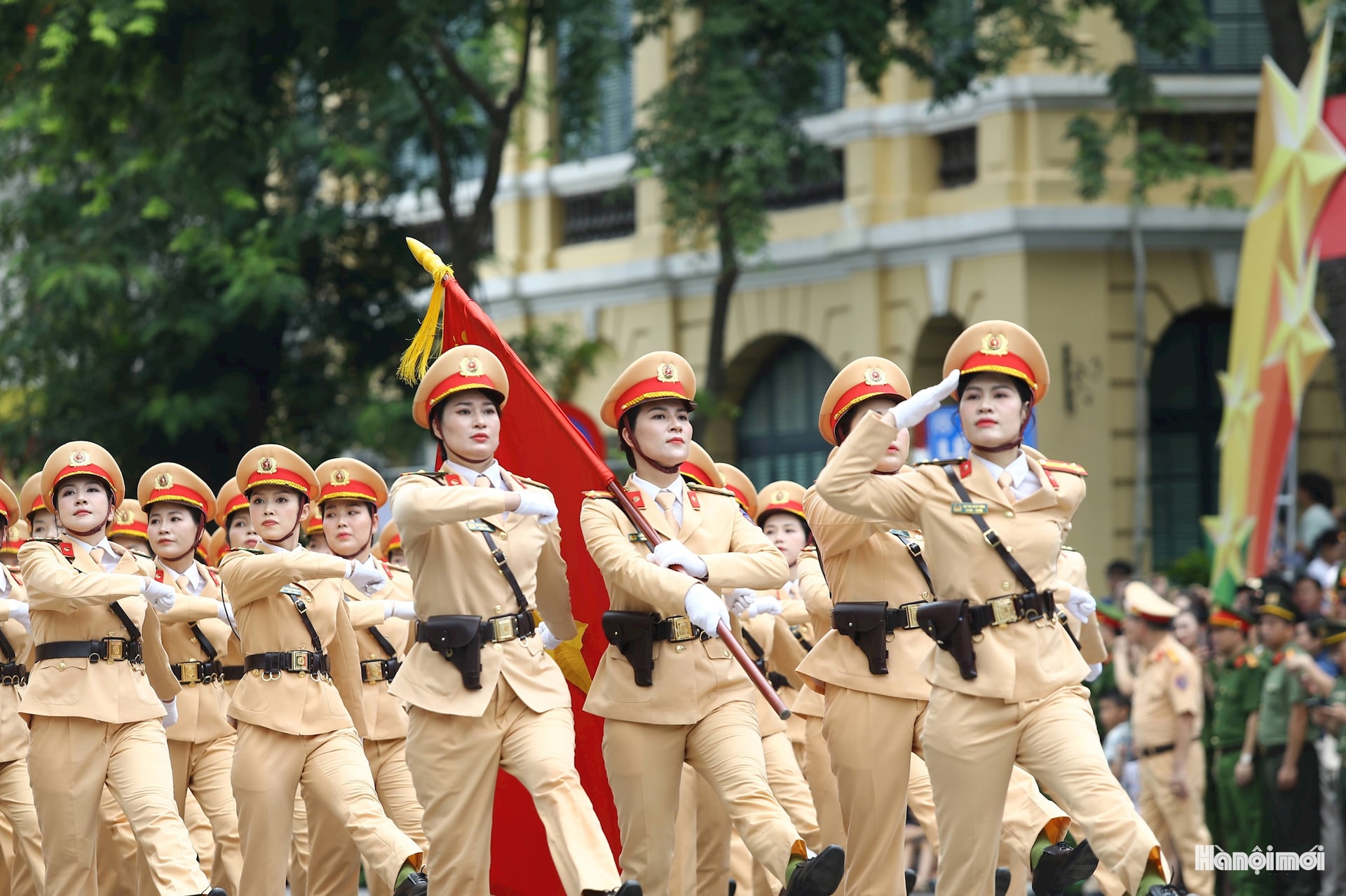 Khối nữ cảnh sát giao thông qua lễ đài.