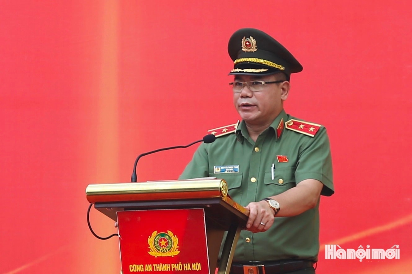 Ôn lại truyền thống hào hùng của lực lượng Công an Thủ đô, Trung tướng Nguyễn Thanh Tùng nêu rõ, cách đây tròn 80 năm, cùng với lực lượng Công an nhân dân Việt Nam, Công an thành phố Hà Nội được thành lập. Những chiến sỹ Sở Liêm phóng Bắc Bộ khi ấy vinh dự tham gia bảo vệ Chủ tịch Hồ Chí Minh, bảo vệ chính quyền cách mạng non trẻ, bảo vệ nhân dân Thủ đô