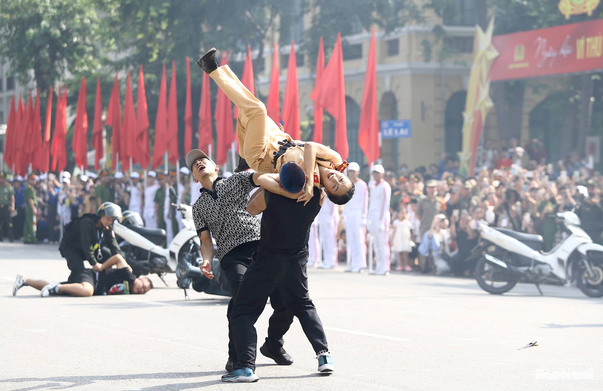 1 các khối biểu diễn võ thuật Công an nhân dân với trình độ, kỹ thuật cao, thể hiện năng lực tác chiến toàn diện, sẵn sàng ứng phó với mọi tình huống của Công an thành phố Hà Nội