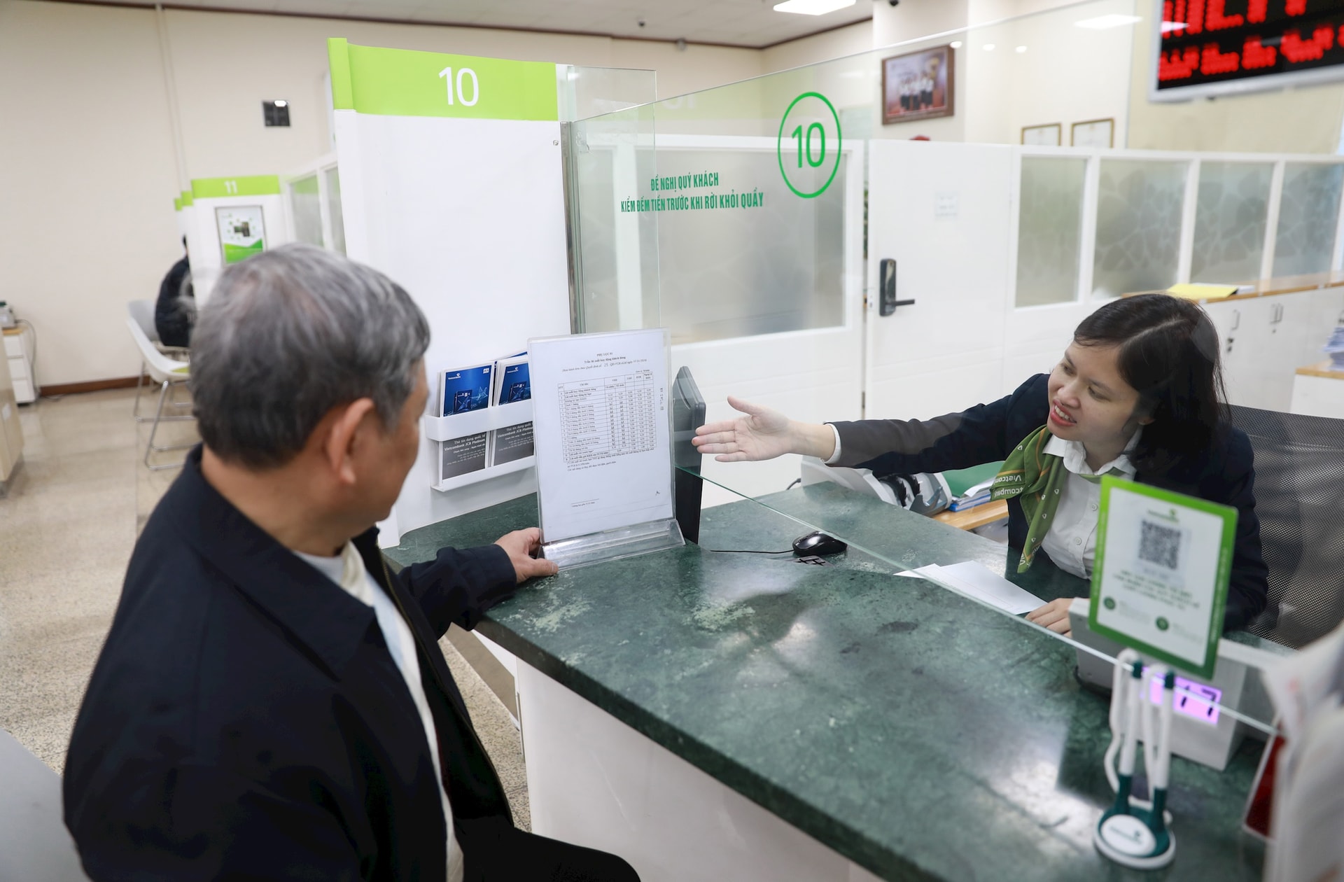 استشارة أسعار الفائدة للعملاء في بنك المساهمة التجارية للتجارة الخارجية في فيتنام.-Anh-Do-Tam.jpg
