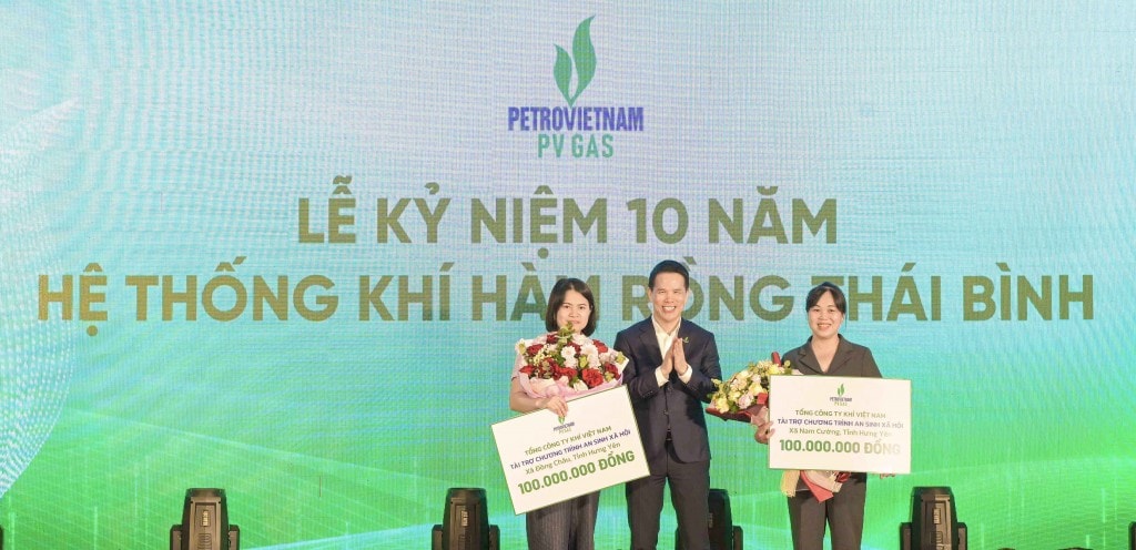 Tổng Giám đốc PV GAS trao hỗ trợ an sinh xã hội cho lãnh đạo xã Đồng Châu và xã Nam Cường