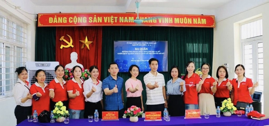 Lãnh đạo phường Phúc Lợi cùng đơn vị viễn thông Viettel tại buổi ra quân hỗ trợ người dân đăng ký chuyển đổi điện thoại 2G sang 3G, Chữ ký số...